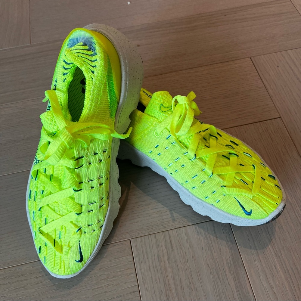 BNIB NIKE NEON GREEN KNIT SNEAKERS